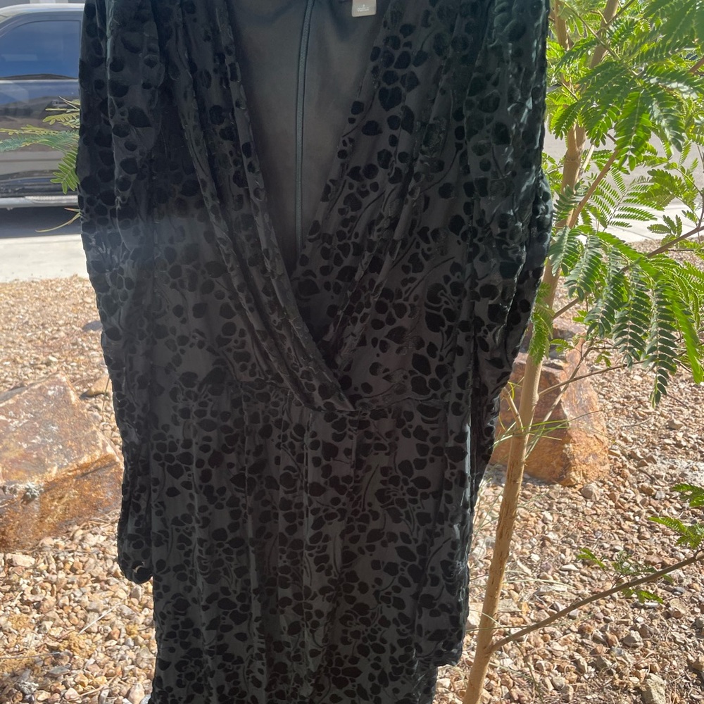 Beautiful dress emerald green velvet floral